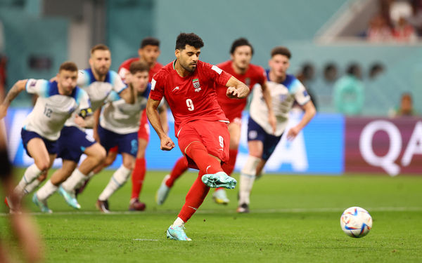 孔帕尼：球队处于困境时两名球员挺身而出，这就是我们的实力